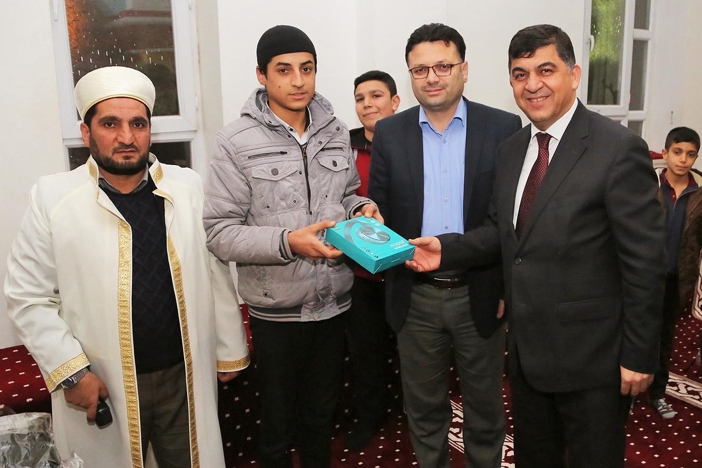 Camiye giden çocuklar ödüllendirildi Camiye giden çocuklar ödüllendirildi